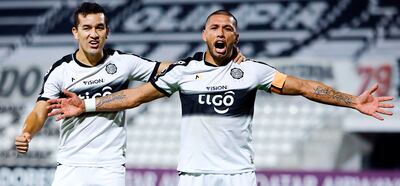 Festejo con los brazos abiertos de Richard Ortiz, capitán franjeado en ausencia del lesionado Roque Santa Cruz. Lo acompaña Néstor Camacho. (@elClubOlimpia)