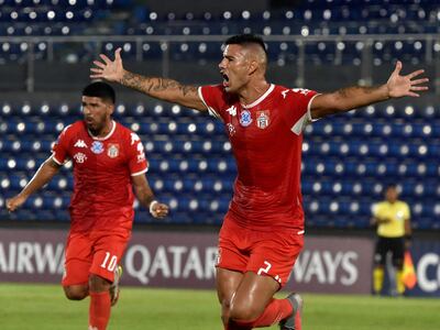 Leandro Corulo (d) festeja el tanto de General Caballero de Juan León Mallorquín contra Deportivo La Guairá por la primera fecha del Grupo G de la Copa Sudamericana.