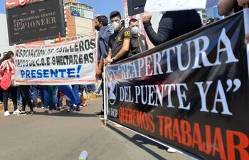 Los manifestantes exigen la reapertura total del Puente de la Amistad.