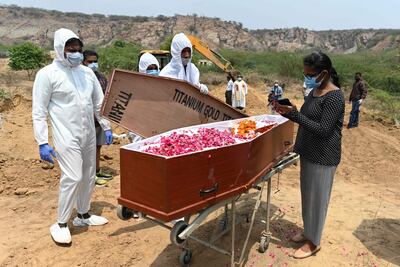 Entierro de una víctima del coronavirus Covid-19 en un cementerio cristiano en la aldea de Pali, India.