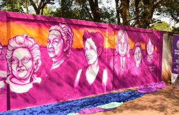 Mural homenaje a las mujeres destacadas de Misiones al costado del hotel Arapysandu de San Ignacio.
