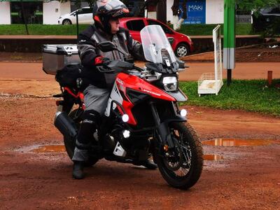 El Médico Veterinacio, Carlos Gilberto Andrada Bottrell, en su motocicleta Suzuki V-Strom de 1050 CC.
