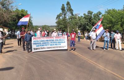 Movilización realizada ayer por pobladores de San Pedro para exigir obras viales.