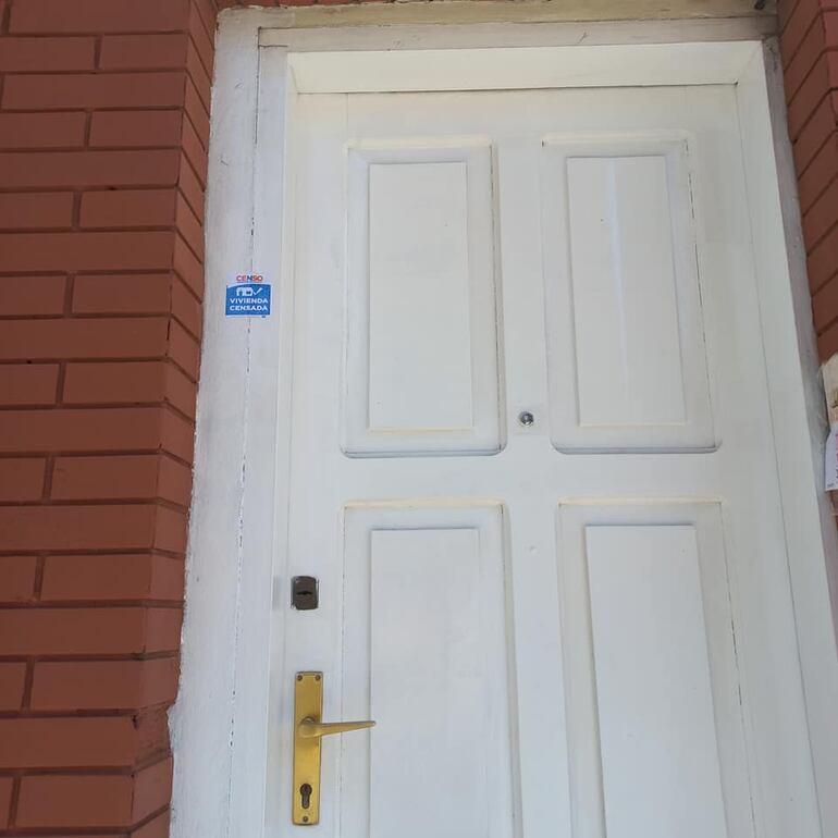 Abogada denuncia que censista completó formulario sin realizarle la entrevista y colocó la calcomanía por su vivienda sin que sea censada