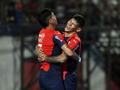 Enzo Giménez (d) y Robert Morales festejan uno de los goles de Cerro Porteño en el triunfo sobre Sportivo Ameliano en la primera jornada del torneo Apertura 2022 del fútbol paraguayo.