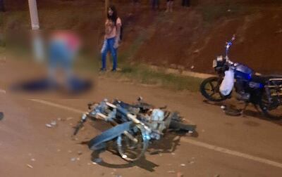 Uno de los motociclistas murió debido al fuerte golpe que recibió en la cabeza y al no contar con el casco protector.