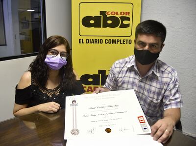 Ruth Peralta y Ronald Robles exhiben el título de la universidad Andrés Bello que necesitan homologar.