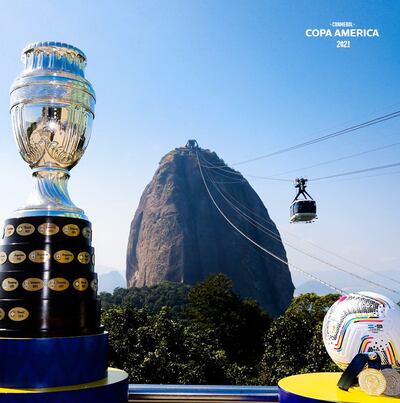 Dos atractivos de Río de Janeiro, el Pan de Azúcar y el teleférico, detrás del preciado trofeo y la pelota. (@CopaAmerica)