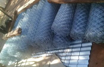 Parte de los materiales para la construcción de gallineros del comité San Antonio de Yuty.