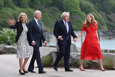 La primera dama norteamericana Jill Biden y su marido el presidente Joe Biden caminan con el primer ministro británico Boris Johnson y su esposa Carrie Johnson en Carbis Bay, Cornualles.