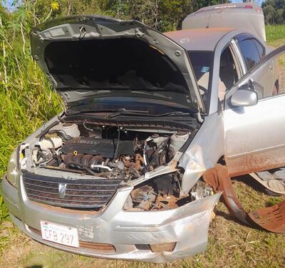 El automóvil fue encontrado abandonado en una zona despoblada y sin varios de los accesorios.