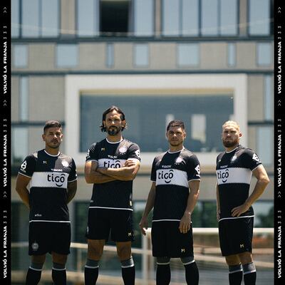 La segunda equipación es negra con la franja en blanco.