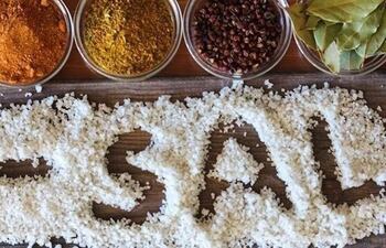 Hay que consumir menos sal e ir aprendiendo a mejorar el sabor de las comidas utilizando limón o especias en las comidas.