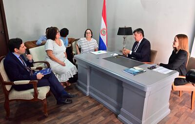 Efrain Alegre y Soledad Núñez con representantes de Sakã.
