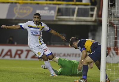 Ricardo Ortiz (i), del Deportivo Capiatá, comienza el festejo por el gol en contra de Boca Juniors.