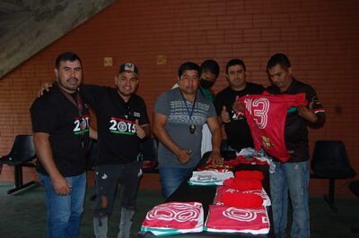 Alberto Jiménez (izq.), presidente de San Miguel, con miembros de su comisión directiva.