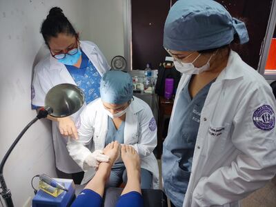 ¿Sabías que en la Facultad de Ciencias médicas existe la carrera de podología? Hoy se celebra el día de este profesional que controla el bienestar de los pies, nada menos, en un país como el nuestro en que enfermedades como la diabetes y la insuficiencia venosa afecta a una gran parte de la población.