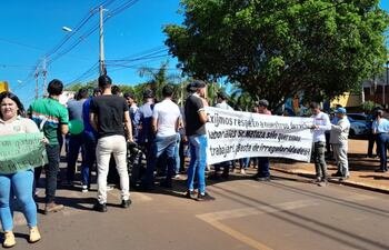 Funcionarios con pancartas sobre la ruta 14, frente al local comunal, en una huelga que inició hoy y fue anunciada por tiempo indefinido. Exigen contrato colectivo y reposición de funcionarios despedidos.