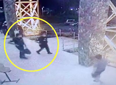 César Barrios y Cristian Ortigoza saliendo del local con el dinero antes de ser baleados por delincuentes.