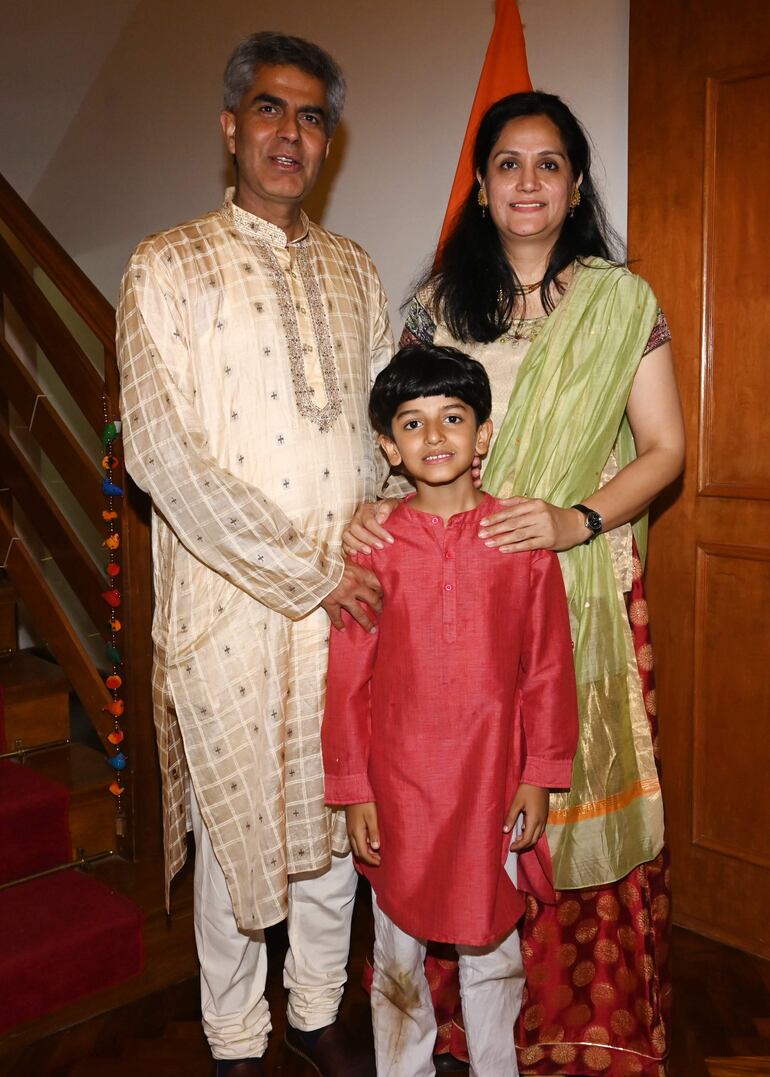 El embajador de la India en Paraguay  Yogeshwar Sangwan y su esposa Indu Chahar con su pequeño Anirudh Singh.