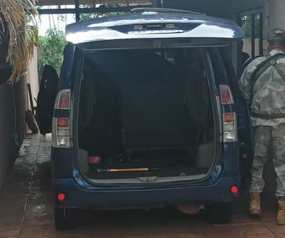 El furgón hallado en la vivienda fue hurtado en la ciudad de Minga Guazú el pasado 11 de octubre.