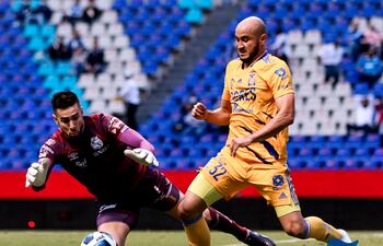 Duelo paraguayo en México entre el arquero Antony Silva (Puebla) y el delantero Carlos González (Tigres), en el torneo anterior.