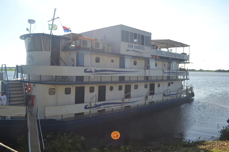 Embarcación dedicada al turismo, se puede alquilar en grupo de 10 a 12 personas, y disfrutar por varios días la zona del Pantanal.