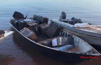 Las embarcaciones y la carga requisadas tras el tiroteo entre agentes federales y contrabandistas en Brasil.