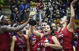 Las jugadoras de Félix Pérez Cardozo con el trofeo de campeón de la Liga Sudamericana Femenina de Básquetbol.