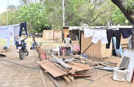 Este mediodía, en las plazas se podía ver uno de los refugios desmantelados a medias, en proceso de mudanza. Las demás casas, en su mayoría continúan en su sitio.
