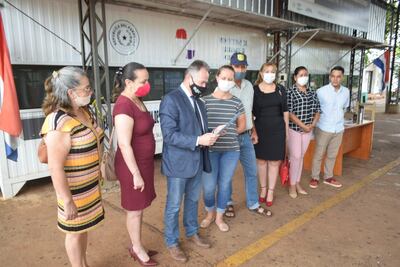 Familiares de enfermos crónicos entregaron un pergamino de reconocimiento al cónsul Rolando Agustín Goiburú .