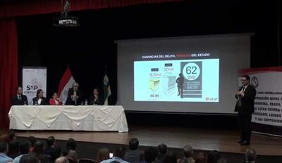 Luciano Stremel Barros durante su disertación en el foro sobre el crimen organizado.