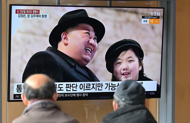 El líder norcoreano Kim Jong Un (i) junto a su hija de unos 10 años, Ju Ae. (AFP)
