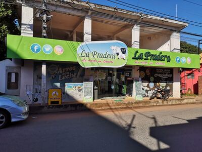 Sucursal de la distribuidora de lácteos que fue asaltada por motochorros, el martes a la tarde.