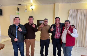 El Gobernador de Guairá Juan Carlos Vera junto a los diputados Fernando Ortellado y Ever Noguera, el Intendente de Villarrica Alejandro Aguilera y el candidato al rekutú Gustavo Navarro Arza.