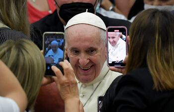 El papa Francisco es fotografiado por el público en el Vaticano.