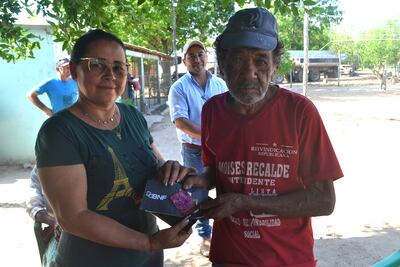 Don Andrès Grance (78), exibe su nueva tarjeta de debido del Ministerio de Hacienda, lo que le permitirá de nuevo volver a percibir la ayuda de la tercera edad, después de mas de tres años de salir del sistema por que tenia la cédula vencida.