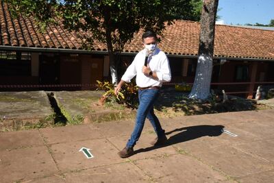 El ministro de Educación, Eduardo Petta, de visita en el colegio Ysaty de Asunción.