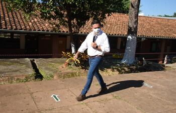 El ministro de Educación, Eduardo Petta, de visita en el colegio Ysaty de Asunción.