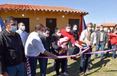 El tradicional desate de cinta para inaugurar las viviendas construidas por el MUVH.