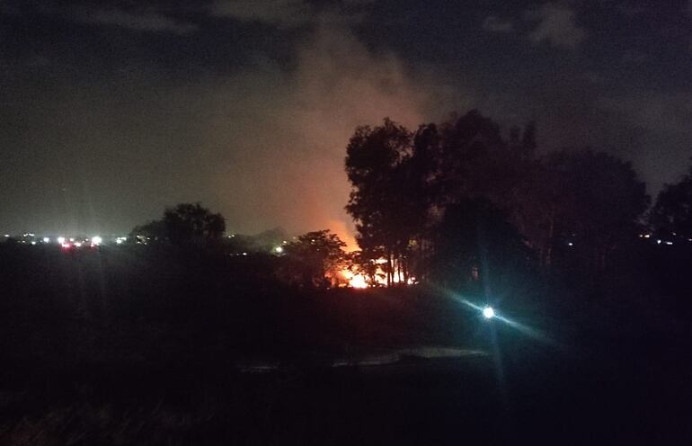 Quema de residuos en la Costanera.