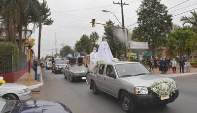 Caravana encabezada por una carroza con la sagrada imagen de la Virgen María, en Guarambaré.