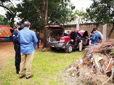 Agentes de Criminalística inspeccionan la camioneta Kia Sorento, hallada en Luque y que fue utilizada por maleantes para un asalto tipo comando.