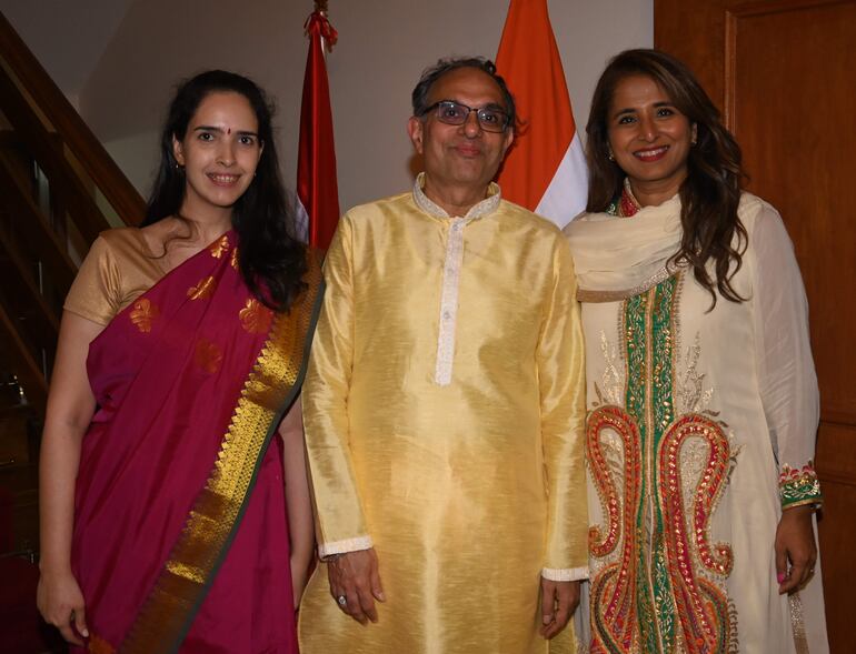Christiane Jacquier, Mohan y Sanjana Chandiramani.
