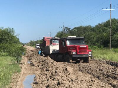 Estado del camino que conduce a Fuerte Olimpo. Presenta varios lugares críticos, que con una pequeña lluvia la situación podría empeorar.