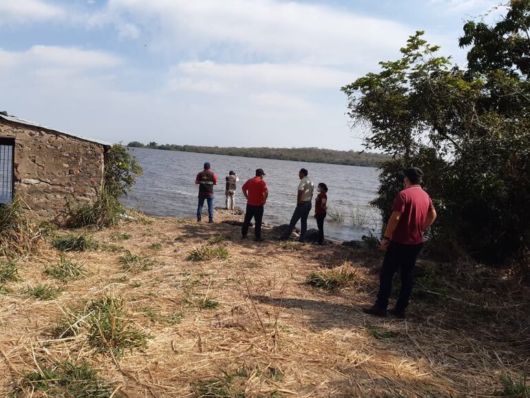 Fiscalizadores del Mades llegaron hasta el lago Ypoá, lado Quiindy para verificar si hubo alteración o no del recurso natural