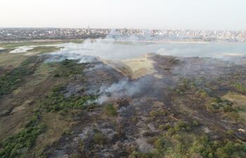 Tras más de siete horas de trabajo, se logró controlar el fuego en la Bahía de Asunción.
