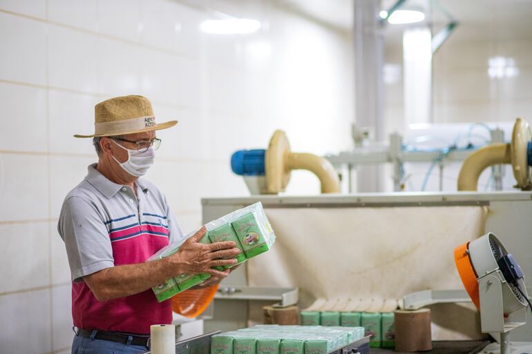 Edwin Peter, uno de los directivos de la firma, realiza los controles cuando salen los fardos.