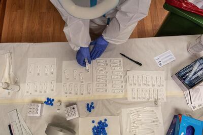 Una auxiliar prepara test de antígenos.