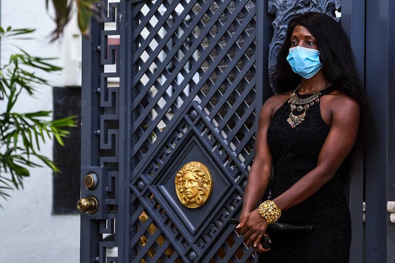Una recepcionista con mascarilla fuera de un restaurante en Miami Beach, Florida.